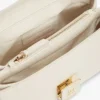 Geantă crossbody cu închidere cu clapă și monogramă Geantă crossbody cu închidere cu clapă și monogramă