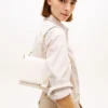 Geantă crossbody cu închidere cu clapă și monogramă Geantă crossbody cu închidere cu clapă și monogramă