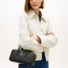 Geantă crossbody East-West cu monogramă pe toată suprafața Geantă crossbody East-West cu monogramă pe toată suprafața