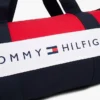 Geantă de voiaj din pânză cu blocuri de culoare și logo Tommy Geantă de voiaj din pânză cu blocuri de culoare și logo Tommy