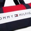 Geantă de voiaj din pânză cu blocuri de culoare și logo Tommy Geantă de voiaj din pânză cu blocuri de culoare și logo Tommy