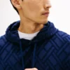 Hanorac cu glugă din velur jacquard cu logo cu steaguri pe toată suprafața Hanorac cu glugă din velur jacquard cu logo cu steaguri pe toată suprafața