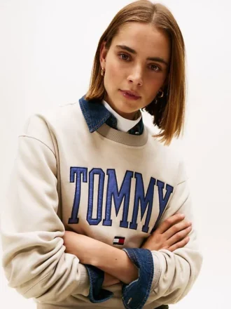 Hanorac cu guler rotund și logo Tommy Varsity
