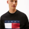 Hanorac Tommy Jeans cu logo mare în formă de steag Hanorac Tommy Jeans cu logo mare în formă de steag