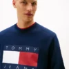 Hanorac Tommy Jeans cu logo mare în formă de steag Hanorac Tommy Jeans cu logo mare în formă de steag