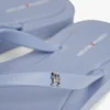 Șlapi cu detalii metalice cu monogramă Șlapi cu detalii metalice cu monogramă