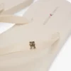 Șlapi cu detalii metalice cu monogramă Șlapi cu detalii metalice cu monogramă