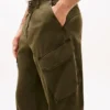 Pantaloni cargo drepți vopsiți în întregime