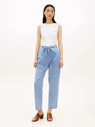 Pantaloni conici din seersucker cu imprimeu gingham și curea