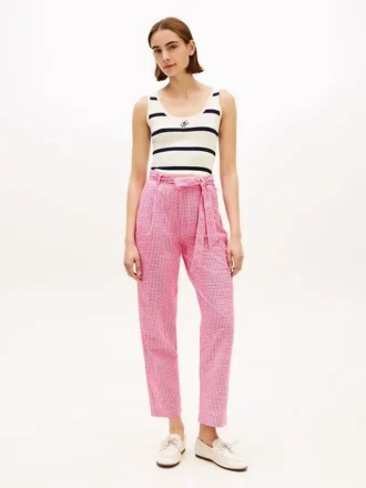 Pantaloni conici din seersucker cu imprimeu gingham și curea
