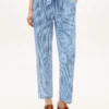 Pantaloni conici din seersucker cu imprimeu gingham și curea Pantaloni conici din seersucker cu imprimeu gingham și curea