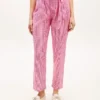 Pantaloni conici din seersucker cu imprimeu gingham și curea Pantaloni conici din seersucker cu imprimeu gingham și curea