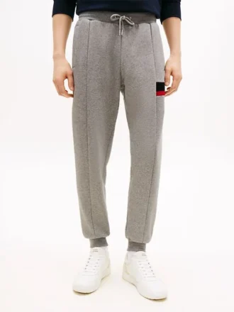 Pantaloni de trening cu dungi caracteristice