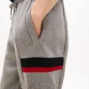 Pantaloni de trening cu dungi caracteristice Pantaloni de trening cu dungi caracteristice