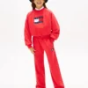 Pantaloni de trening pentru copii cu logo steag ondulat Pantaloni de trening pentru copii cu logo steag ondulat