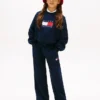 Pantaloni de trening pentru copii cu logo steag ondulat Pantaloni de trening pentru copii cu logo steag ondulat