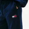 Pantaloni de trening pentru copii cu logo steag ondulat Pantaloni de trening pentru copii cu logo steag ondulat