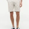 Pantaloni scurți cu croială regular, imprimeu cu steaguri de navigație, lungime 9″ Pantaloni scurți cu croială regular, imprimeu cu steaguri de navigație, lungime 9″
