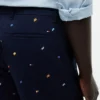 Pantaloni scurți cu croială regular, imprimeu cu steaguri de navigație, lungime 9″ Pantaloni scurți cu croială regular, imprimeu cu steaguri de navigație, lungime 9″