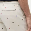 Pantaloni scurți cu croială regular, imprimeu cu steaguri de navigație, lungime 9″ Pantaloni scurți cu croială regular, imprimeu cu steaguri de navigație, lungime 9″