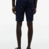Pantaloni scurți cu croială regular, imprimeu cu steaguri de navigație, lungime 9″ Pantaloni scurți cu croială regular, imprimeu cu steaguri de navigație, lungime 9″