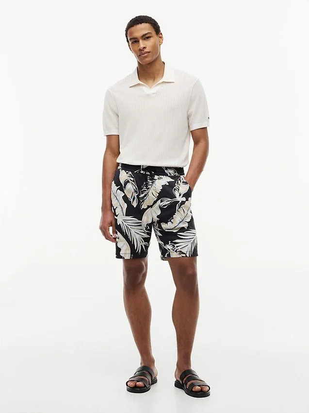 Pantaloni scurți cu croială regular, imprimeu tropical, lungime 7″ Pantaloni scurți cu croială regular, imprimeu tropical, lungime 7″