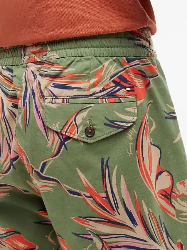 Pantaloni scurți cu croială regular, imprimeu tropical, lungime 7″ Pantaloni scurți cu croială regular, imprimeu tropical, lungime 7″