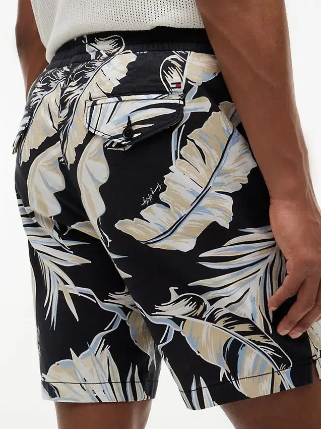 Pantaloni scurți cu croială regular, imprimeu tropical, lungime 7″ Pantaloni scurți cu croială regular, imprimeu tropical, lungime 7″