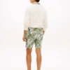Pantaloni scurți cu croială regular, imprimeu tropical, lungime 7″