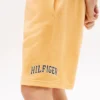 Pantaloni scurți de trening cu picior larg și logo Hilfiger pentru copii Pantaloni scurți de trening cu picior larg și logo Hilfiger pentru copii