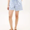 Pantaloni scurți din amestec de in cu dungi și curele