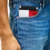 Pantaloni scurți din blugi Tommy Jeans cu buzunar cu steag Pantaloni scurți din blugi Tommy Jeans cu buzunar cu steag