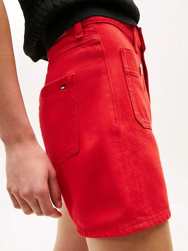 Pantaloni scurți din denim cu buzunare cu nasturi aurii Pantaloni scurți din denim cu buzunare cu nasturi aurii