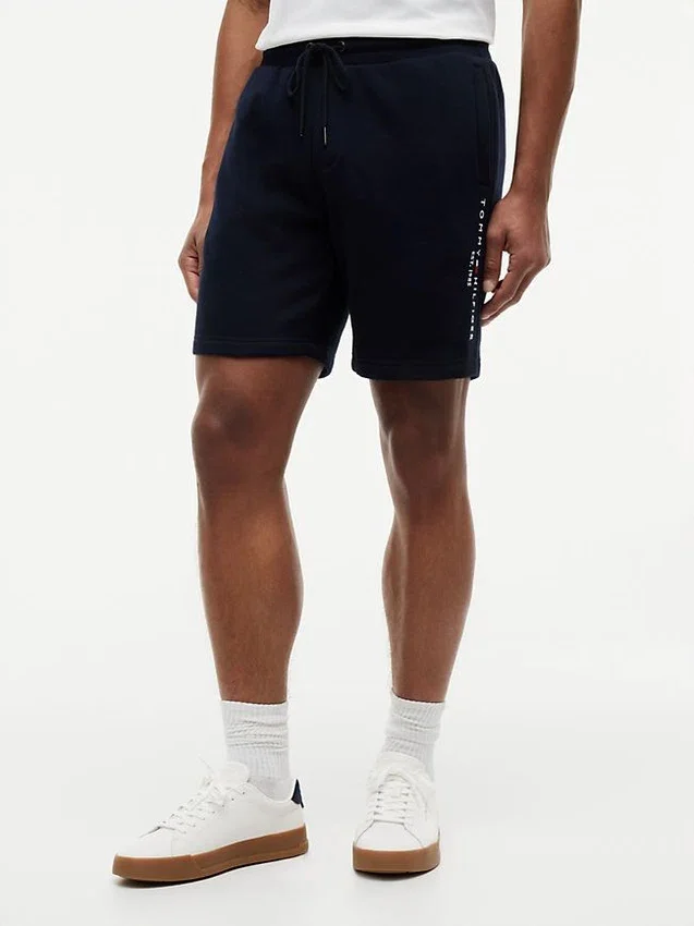 Pantaloni scurți din fleece cu logo Tommy brodat Pantaloni scurți din fleece cu logo Tommy brodat