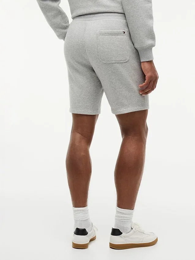 Pantaloni scurți din fleece cu logo Tommy brodat Pantaloni scurți din fleece cu logo Tommy brodat