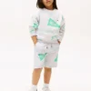 Pantaloni scurți din material sport pentru copii cu logo mixt pe toată suprafața Pantaloni scurți din material sport pentru copii cu logo mixt pe toată suprafața
