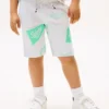 Pantaloni scurți din material sport pentru copii cu logo mixt pe toată suprafața Pantaloni scurți din material sport pentru copii cu logo mixt pe toată suprafața