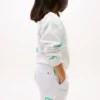 Pantaloni scurți din material sport pentru copii cu logo mixt pe toată suprafața Pantaloni scurți din material sport pentru copii cu logo mixt pe toată suprafața