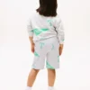 Pantaloni scurți din material sport pentru copii cu logo mixt pe toată suprafața Pantaloni scurți din material sport pentru copii cu logo mixt pe toată suprafața