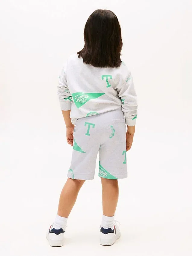 Pantaloni scurți din material sport pentru copii cu logo mixt pe toată suprafața Pantaloni scurți din material sport pentru copii cu logo mixt pe toată suprafața