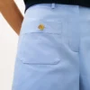 Pantaloni scurți din sargă cu buzunare și nasturi aurii