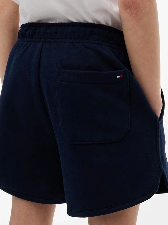 Pantaloni scurți pentru copii cu logo steag în nuanțe tonale Pantaloni scurți pentru copii cu logo steag în nuanțe tonale