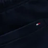 Pantaloni scurți pentru copii cu logo steag în nuanțe tonale Pantaloni scurți pentru copii cu logo steag în nuanțe tonale
