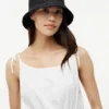Pălărie tip bucket din rafie croșetată Pălărie tip bucket din rafie croșetată
