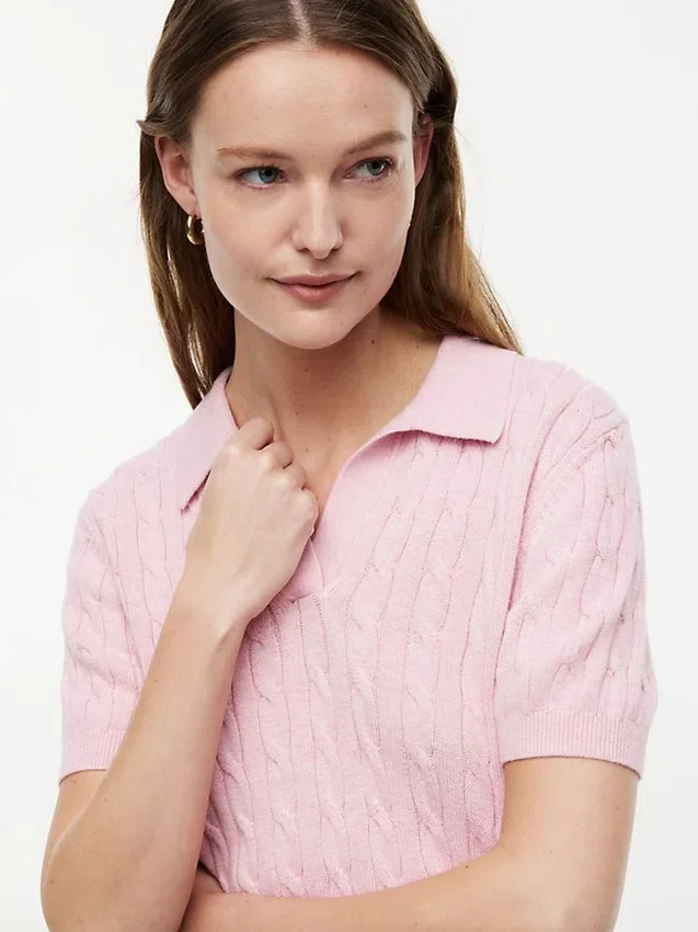 Polo cu mâneci scurte, tricotat cu model în relief Polo cu mâneci scurte, tricotat cu model în relief