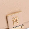 Portofel triplu cu închizătoare monogramă și finisaj granulat Portofel triplu cu închizătoare monogramă și finisaj granulat