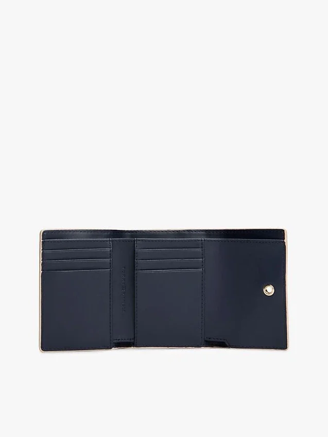 Portofel triplu cu închizătoare monogramă și finisaj granulat Portofel triplu cu închizătoare monogramă și finisaj granulat