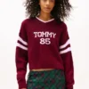 Pulover Tommy Jeans 85 Varsity cu guler în V Pulover Tommy Jeans 85 Varsity cu guler în V