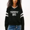 Pulover Tommy Jeans 85 Varsity cu guler în V Pulover Tommy Jeans 85 Varsity cu guler în V