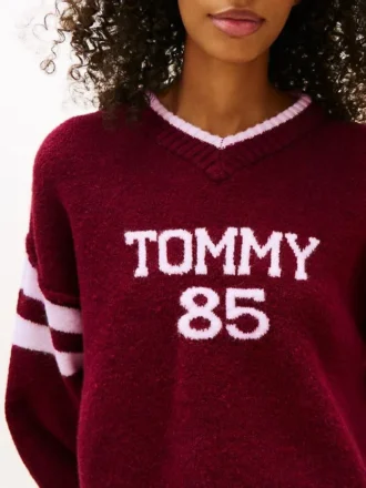 Pulover Tommy Jeans 85 Varsity cu guler în V Pulover Tommy Jeans 85 Varsity cu guler în V